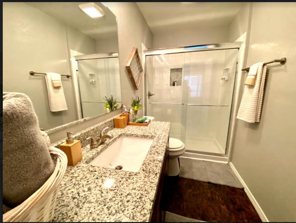 Private Bedroom Suite - Communal House Near Integris 奧克拉荷馬 外观 照片